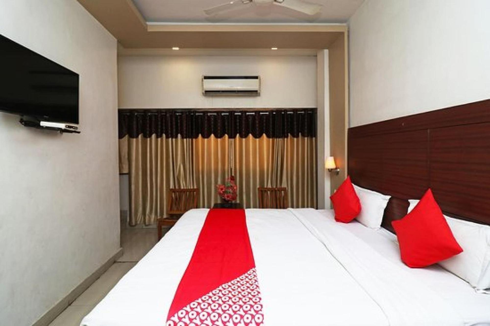Capital O Hotel Surya Continental Λάκναου Εξωτερικό φωτογραφία