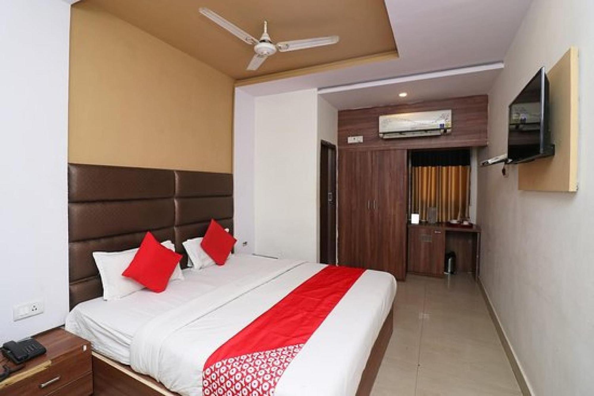 Capital O Hotel Surya Continental Λάκναου Εξωτερικό φωτογραφία