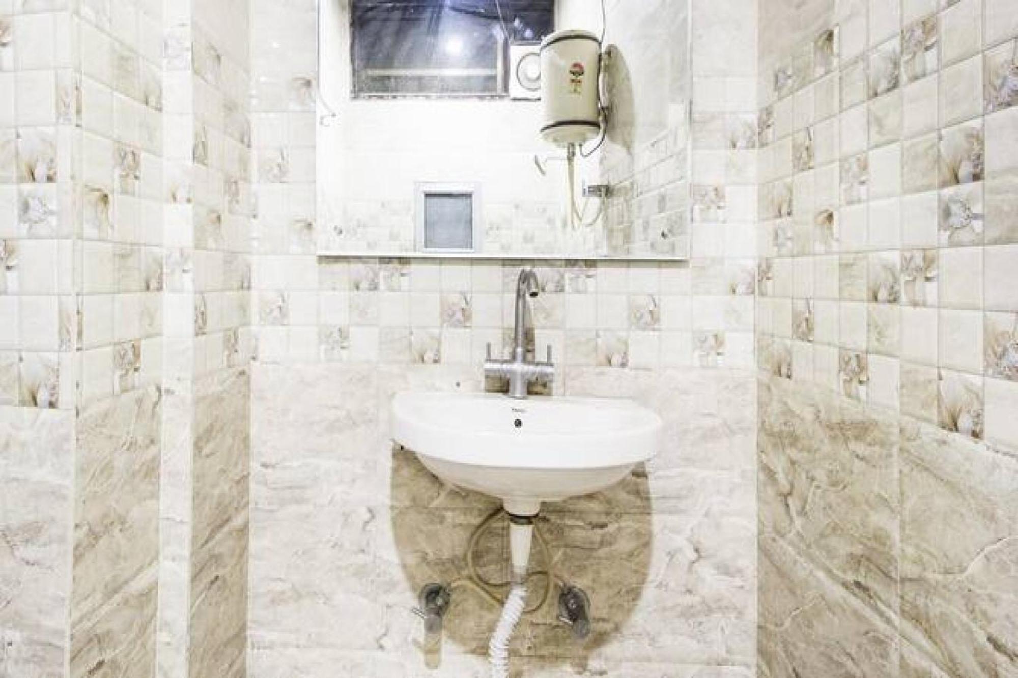 Capital O Hotel Surya Continental Λάκναου Εξωτερικό φωτογραφία