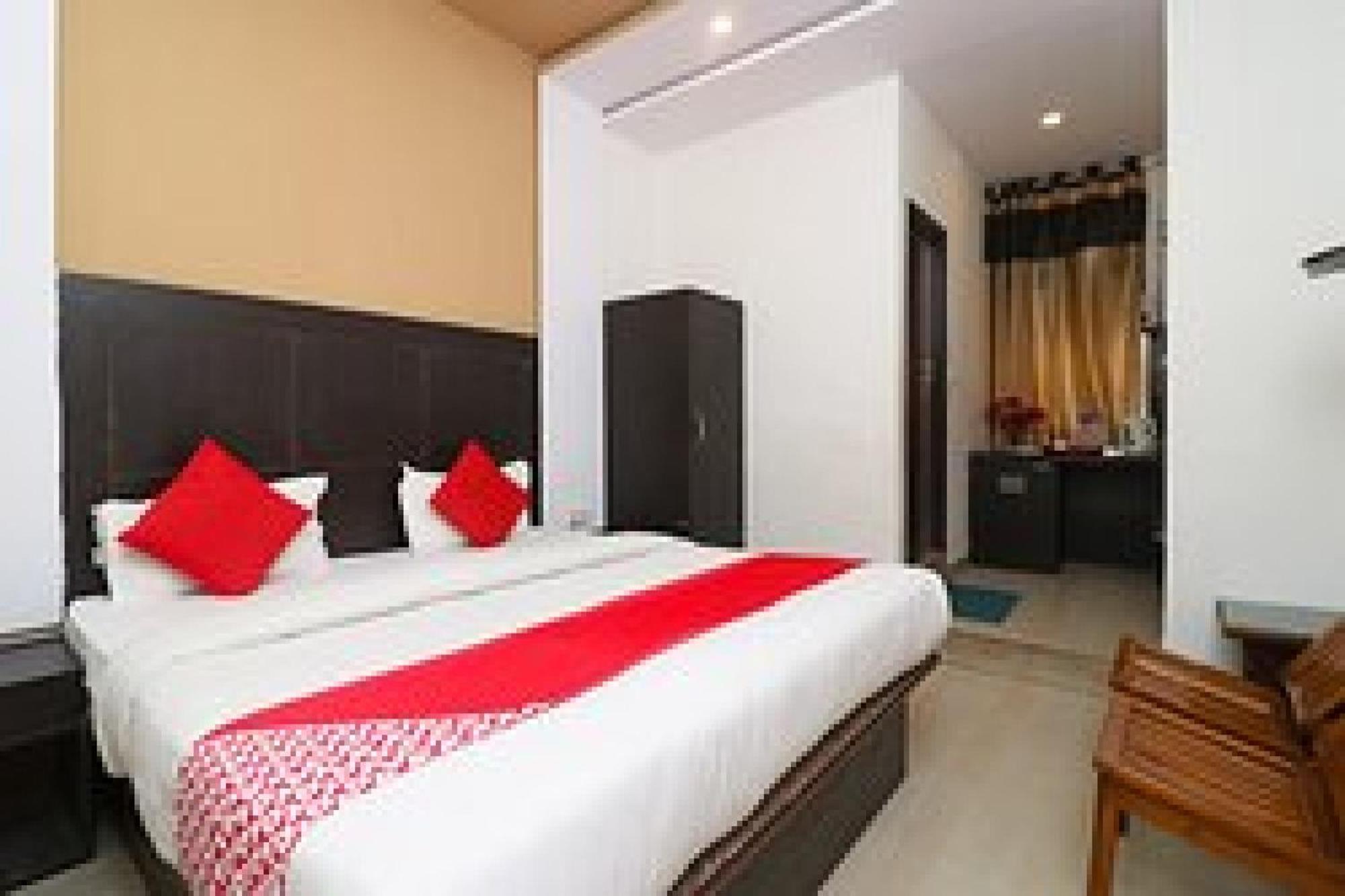 Capital O Hotel Surya Continental Λάκναου Εξωτερικό φωτογραφία