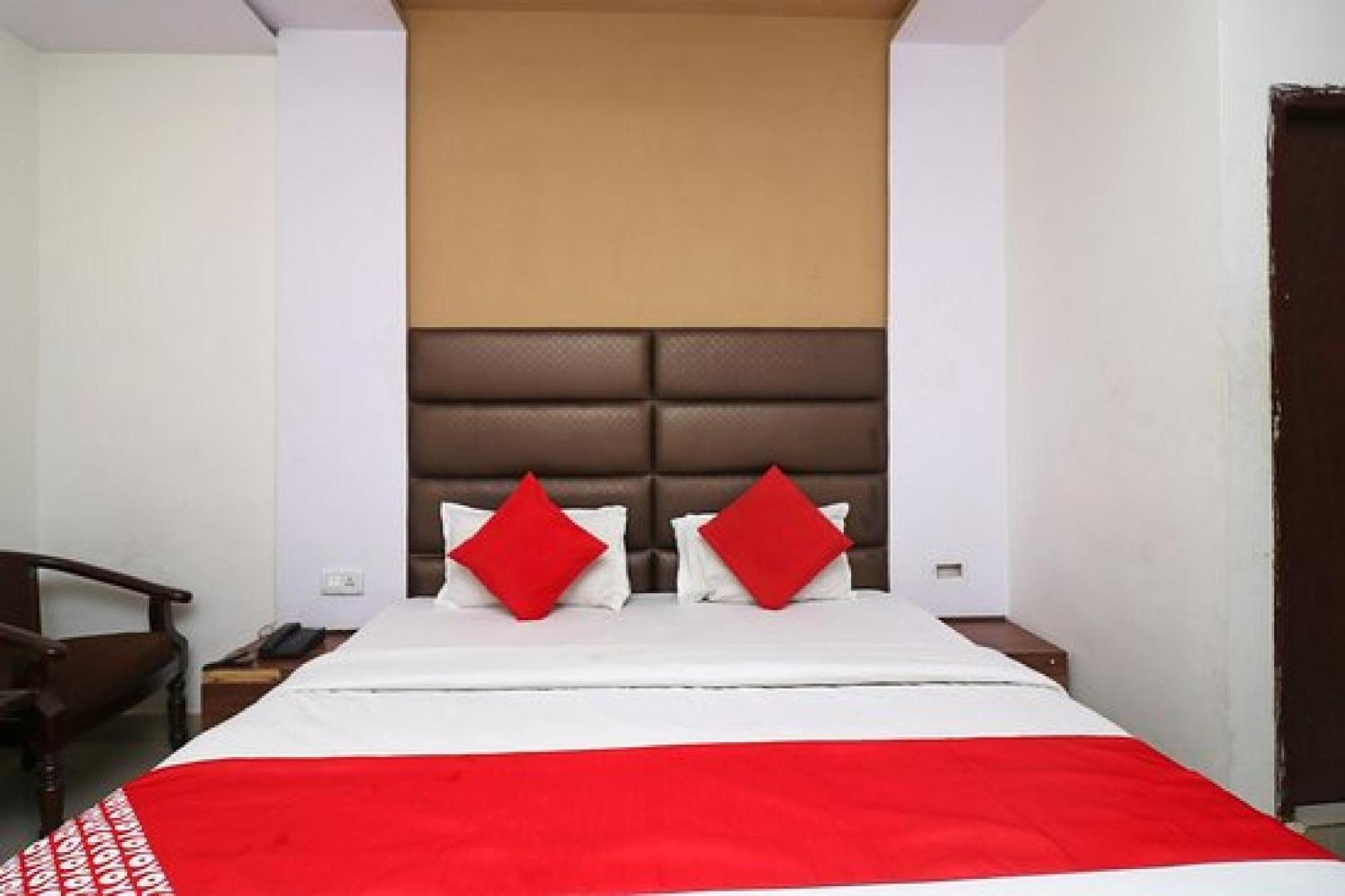 Capital O Hotel Surya Continental Λάκναου Εξωτερικό φωτογραφία
