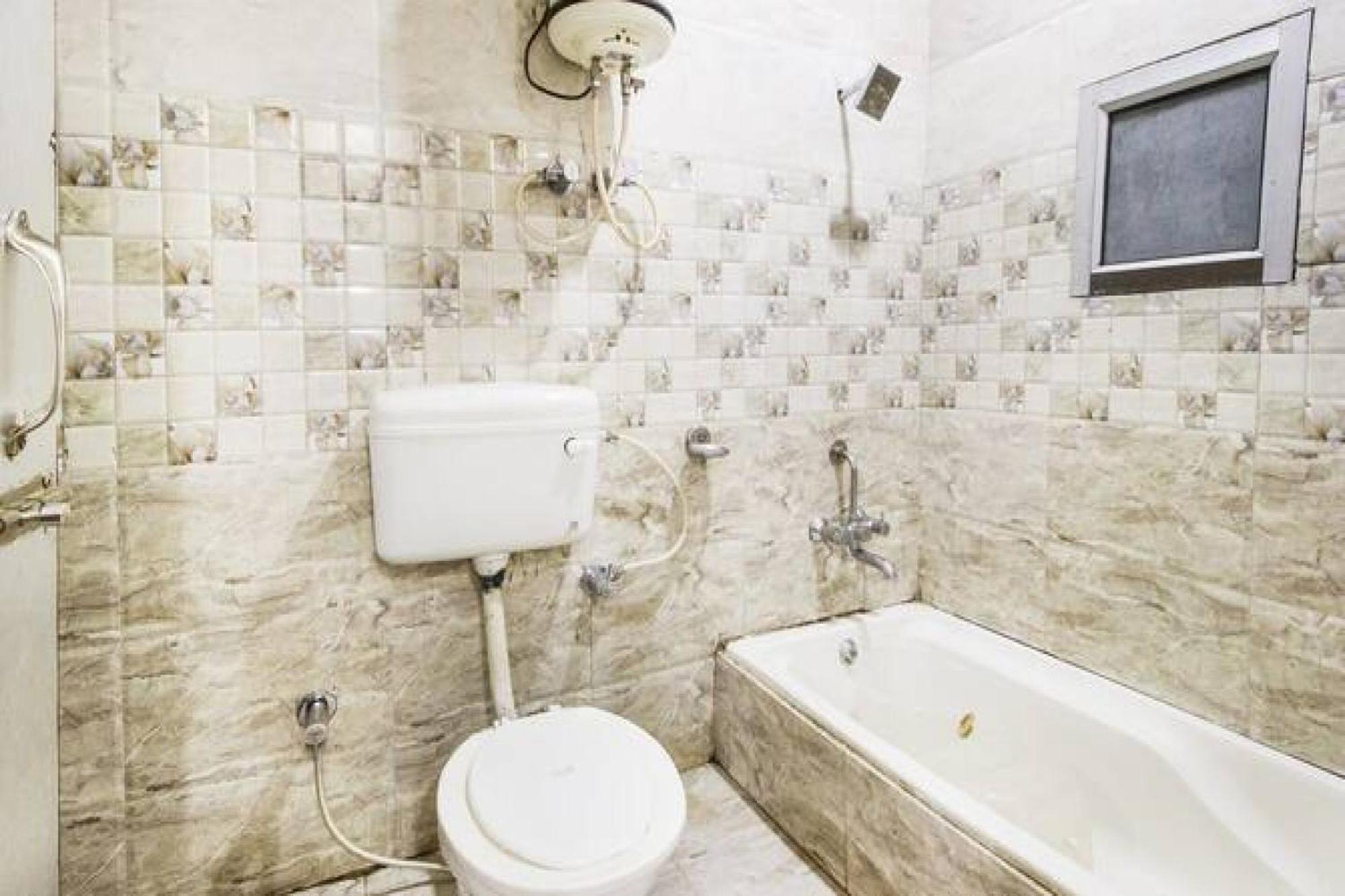 Capital O Hotel Surya Continental Λάκναου Εξωτερικό φωτογραφία